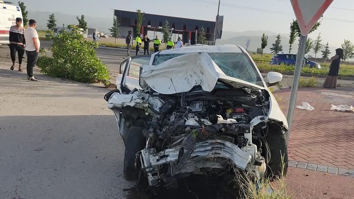 Erzurum’da otomobil ile kamyonet çarpıştı: 12 kişi yaralandı