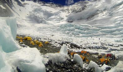 Everest’in zirvesinden 11 ton çöp toplandı