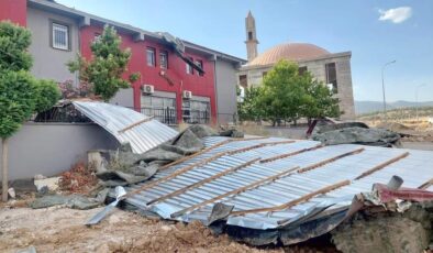 Gaziantep’i şiddetli rüzgar… Binaların çatısı uçtu