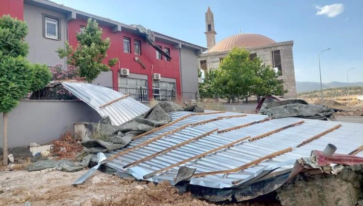 Gaziantep’i şiddetli rüzgar… Binaların çatısı uçtu