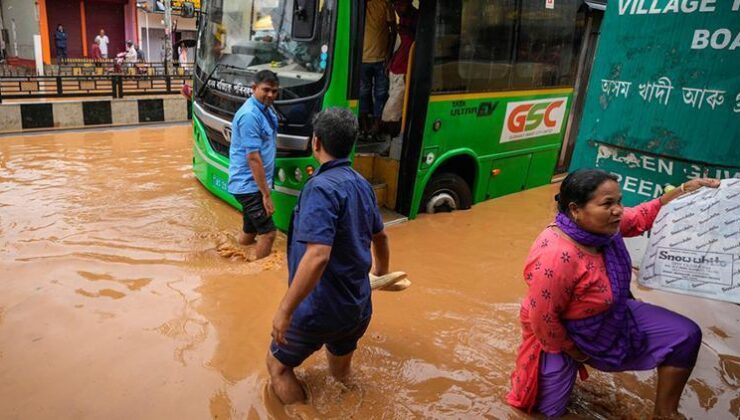 Hindistan’da sel felaketi: 6 kişi öldü, 2 bin 400 turist mahsur kaldı