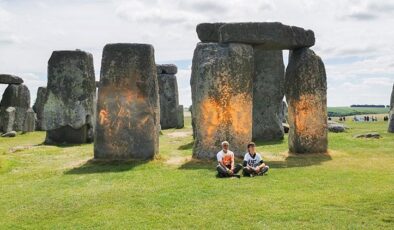 İngiltere’de çevreci eylemciler Stonehenge taşlarına turuncu toz boya püskürttü