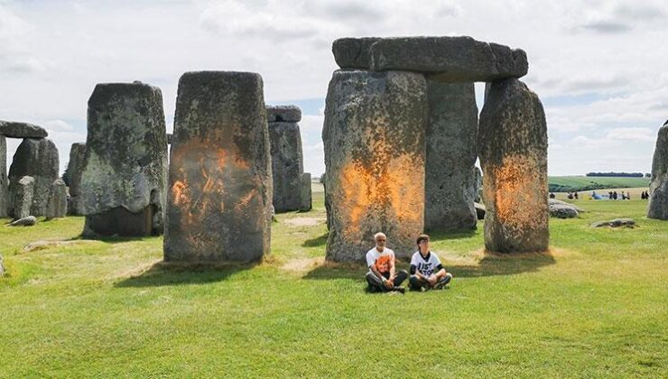 İngiltere’de çevreci eylemciler Stonehenge taşlarına turuncu toz boya püskürttü