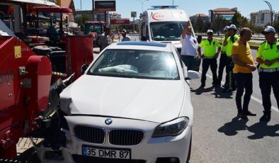 Otomobil traktör bayisine daldı, sürücü ‘uykum vardı’ dedi