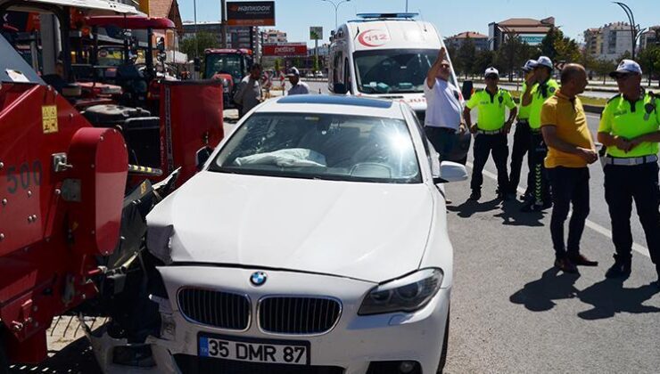 Otomobil traktör bayisine daldı, sürücü ‘uykum vardı’ dedi