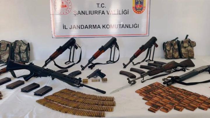 Şanlıurfa’da jandarmadan operasyon: Duvarların arasında ve samanların altında 8 silah bulundu! 4 kişi gözaltında