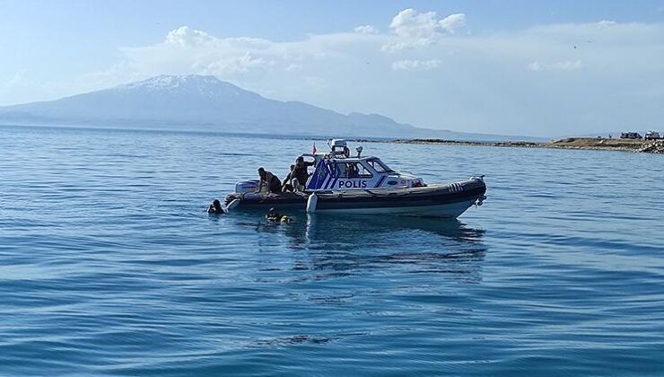 Van Gölü’nde akıntıya kapılarak kaybolmuştu: Ahmet, ‘ROV’ cihazı ile aranıyor