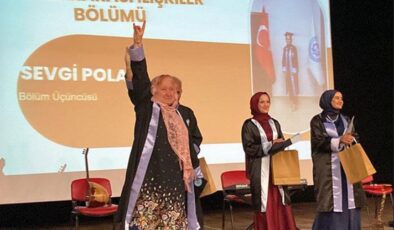 69 yaşında üniversiteden mezun oldu, diplomasını alırken bozkurt işareti yaptı