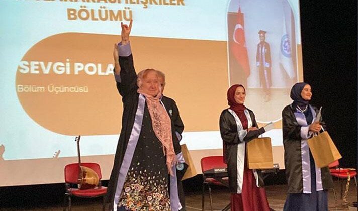 69 yaşında üniversiteden mezun oldu, diplomasını alırken bozkurt işareti yaptı