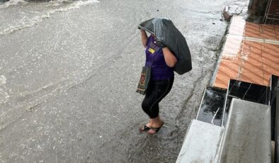 Adana’da sağanak sonrası cadde ve sokaklar göle döndü