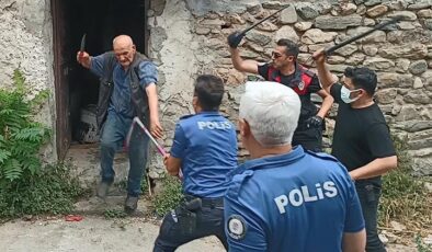 Bursa’da çöp evini temizlemeye gelen ekibe güçlük çıkardı, polisi bıçakladı