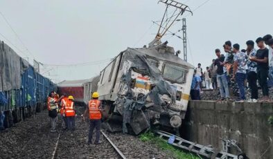 Hindistan’da 18 vagonu raydan çıkan yolcu treninde 2 kişi hayatını kaybetti