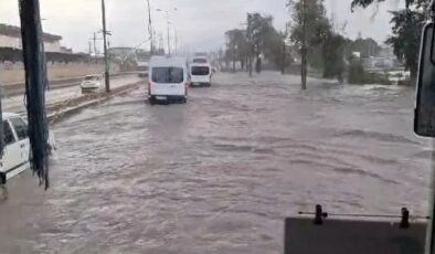 İskenderun’da sağanak, yollar göle döndü