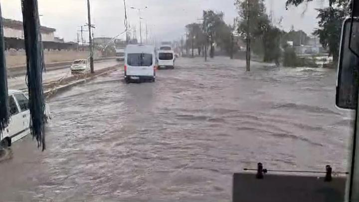 İskenderun’da sağanak, yollar göle döndü