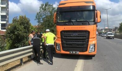 İstanbul’da korkunç olay! Seyir halindeki kamyonun önüne atladı