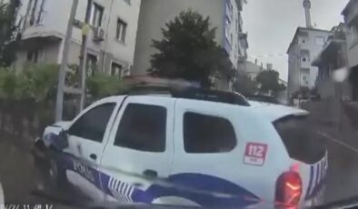 İstanbul’da otomobilin polis aracına çarptığı an kamerada