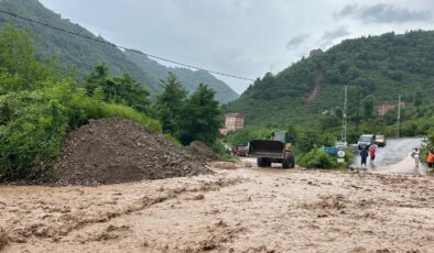 Trabzon’da sağanak yağış üç ilçede hayatı olumsuz etkiledi