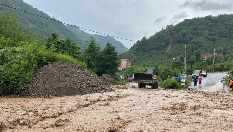 Trabzon’da sağanak yağış üç ilçede hayatı olumsuz etkiledi