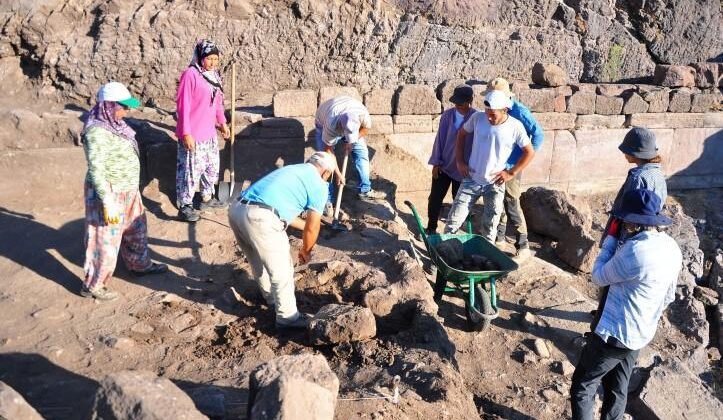 Aigai’de 2 bin 700 yıllık agora keşfedildi