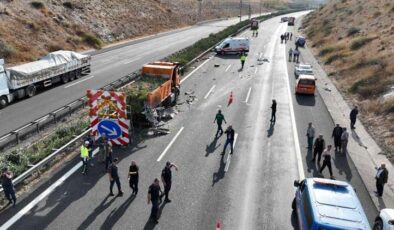 Lastik değiştirenlere TIR çarptı: 2 ölü, 1 yaralı