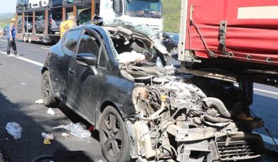 Otoyolda TIR’a arkadan çarpan otomobil hurdaya döndü: 3 yaralı