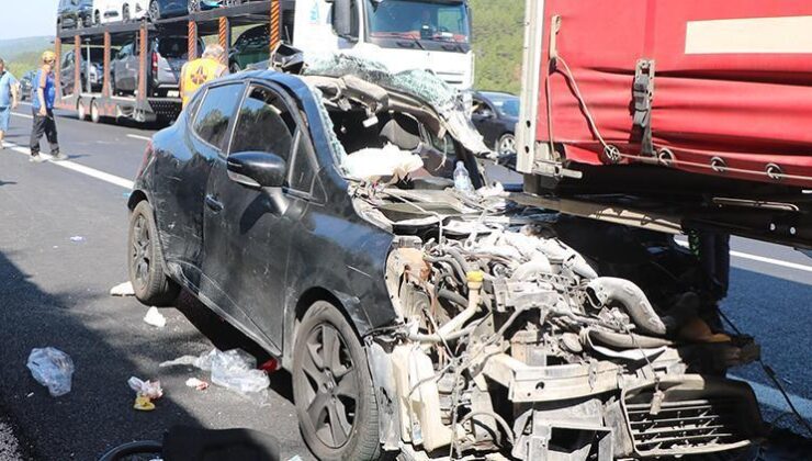 Otoyolda TIR’a arkadan çarpan otomobil hurdaya döndü: 3 yaralı