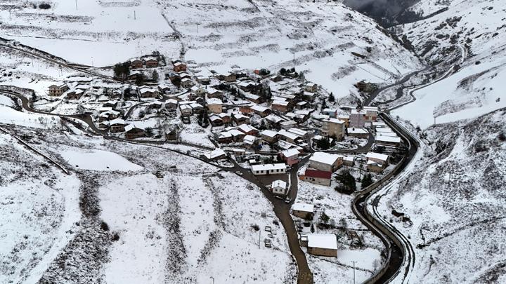 Doğu Karadeniz’de kar yağdı, yaylacılar dönüşe geçti! ‘Kış ani baskın yaptı’