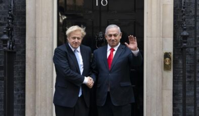 İngiltere’nin eski Başbakanı Johnson: Netanyahu’nun kullandığı şahsi banyomda dinleme cihazı bulundu