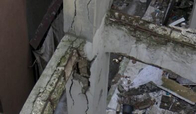 Tehlikeli bekleyiş! 60 yıllık binadan beton parçaları dökülüyor