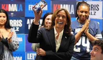 ABD’de seçim gecesine damga vuran video! Kamala Harris fena yakalandı: Telefonunun ekranı sosyal medyayı salladı