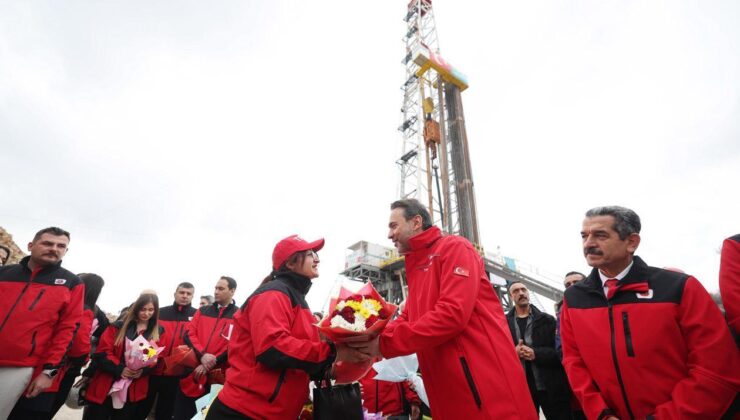 Enerji ve Tabii Kaynaklar Bakanı Alparslan Bayraktar’dan Şehit Öğretmen Aybüke Yalçın Petrol Üretim Sahası’nda anlamlı kutlama