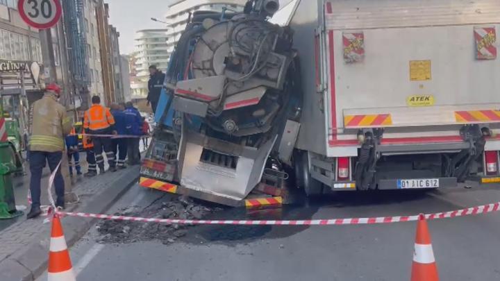 Güngören’de yol çöktü! Mahsur kalan 2 kamyonu kurtarma çalışmaları sürüyor