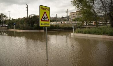 İspanya’da sel durmuyor: 8 bölgede alarm verildi