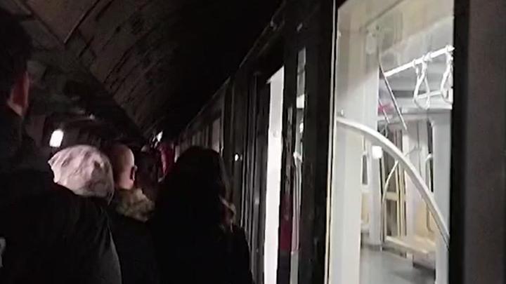 İstanbul’da sürücüsüz metro 5 durağı pas geçti, paniğe neden oldu! Yolcular acil durdurma butonuna bastı