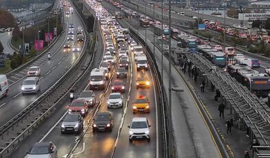 İstanbul’da trafik yoğunluğu: Okullarda ara tatil bitti, servisler yola çıktı