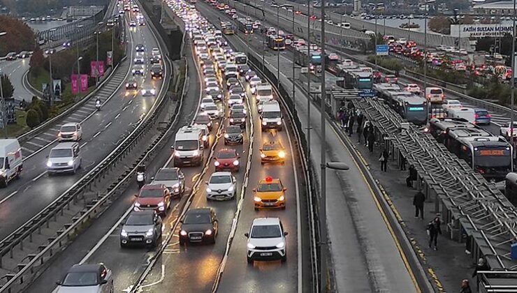 İstanbul’da trafik yoğunluğu: Okullarda ara tatil bitti, servisler yola çıktı