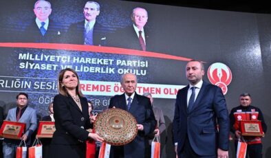 MHP lideri Bahçeli, deprem bölgesi öğretmenlerine plaket verdi