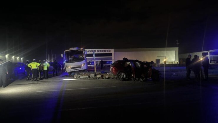 Polis minibüsü ile otomobil çarpıştı: 1 ölü, 11 yaralı