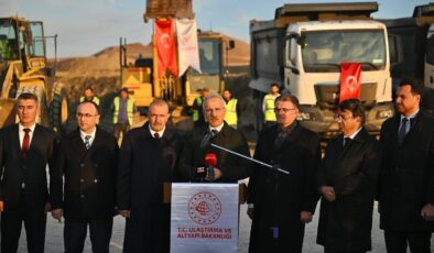 Ulaştırma ve Altyapı Bakanı Uraloğlu, Van Çevre Yolu’nda incelemelerde bulundu