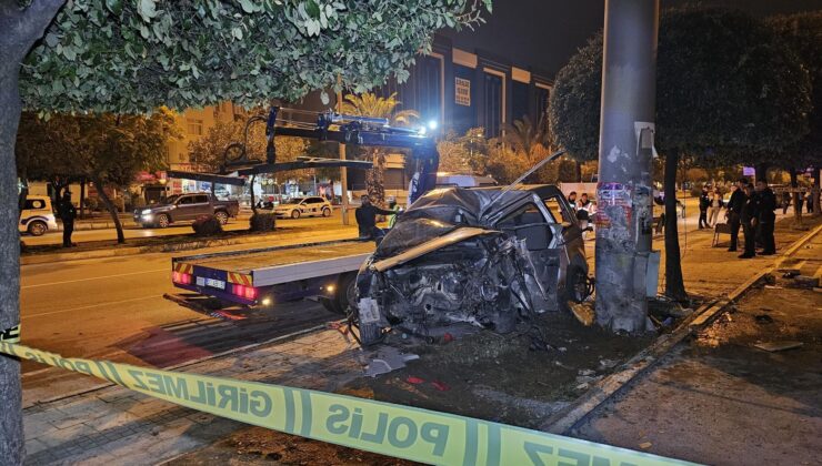 Adana’da hafif ticari araç, reklam toteminin direğine çarptı: 1 ölü, 1 yaralı