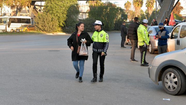 Adana’da üst geçidi kullanmayıp yolun karşısına geçmeye çalışan yayalara para cezası