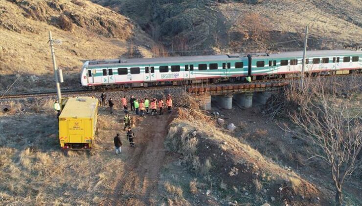 Ankara’da yolcu treni raylara düşen kayaya çarptı: 1 yaralı