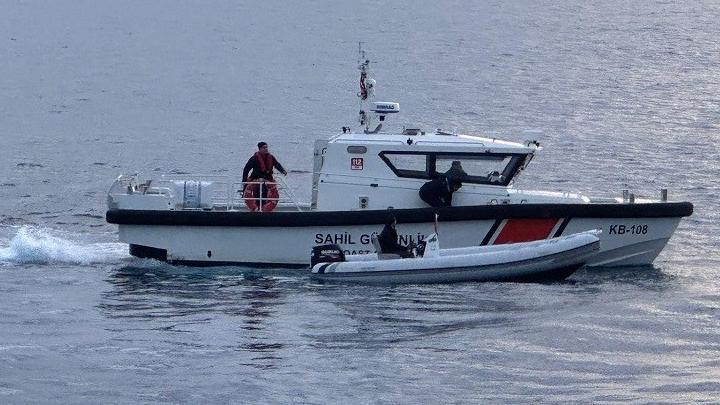 Aydın’da göçmen kaçakçısı  denizde lastik botta yakalandı