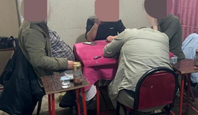 Aydın’da kahvehanenin içerisindeki gizli bölmede 4 kişi kumar oynarken yakalandı