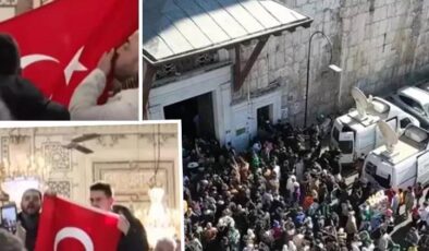 Emevi Camii’nde tarihi anlar: Türk bayrağını öpüp Erdoğan’a teşekkür ettiler… Özgür Suriye halkı Esad’ın devrilmesinden sonra ilk cuma namazını kılıyor