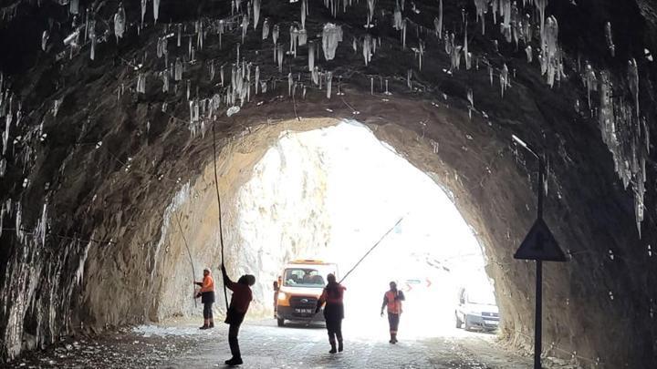 Erzincan’da 7 kilometrelik taş yoldaki tüneller buz sarkıtlarıyla doldu! ‘Sular dondu, yaşam şartları çok zor’