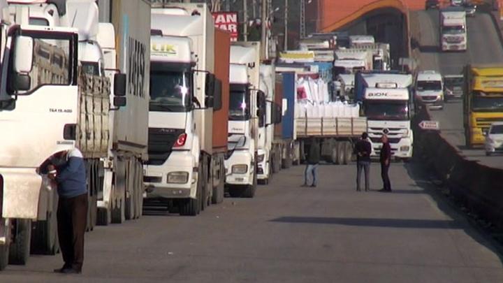 Hatay İskenderun’da uzun TIR kuyruğu oluştu