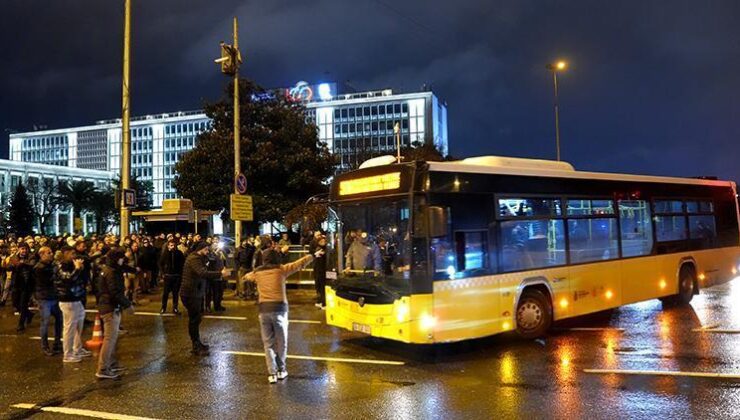 İETT’ye bağlı özel halk otobüsü sahipleri, İBB binası önünde eylem yaptı