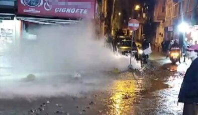 Kadıköy’de kanalizasyon borusu patladı: 15 gündür burada su sızıyor