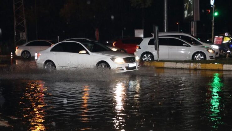 Meteoroloji uyarmıştı! Antalya’da sağanakta yollar su altında kaldı